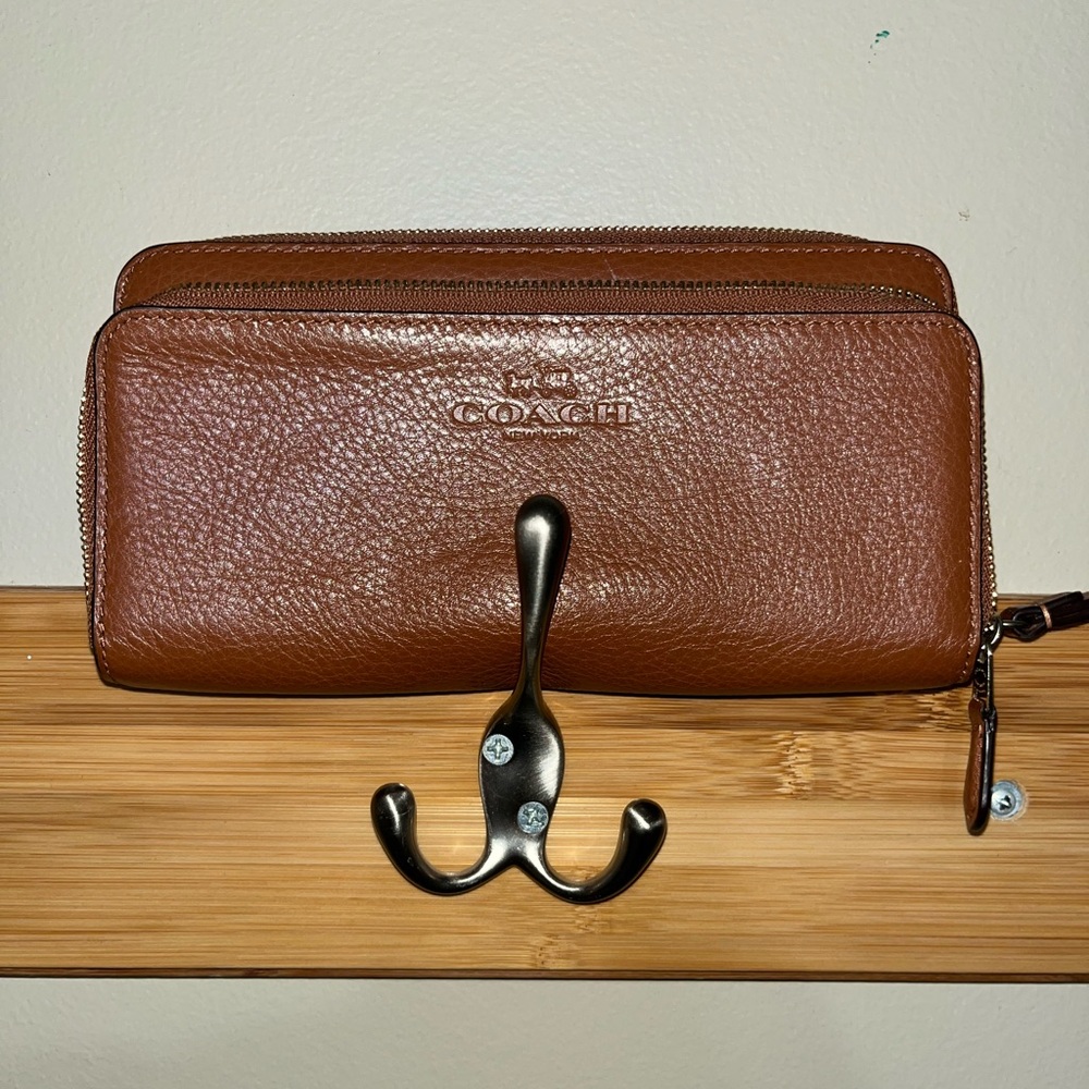 ✨Coach Leather Clutch✨